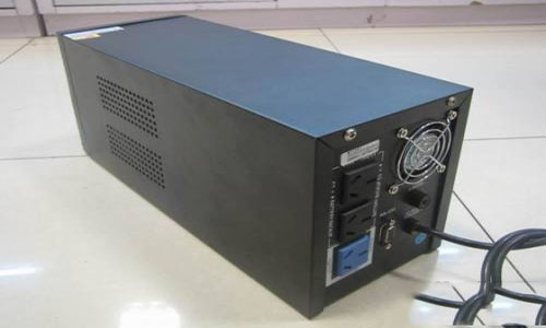 <b>˼õԿСʵĺʽUPS</b>